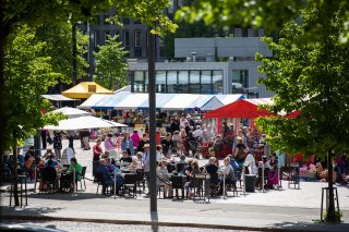 Ihmisiä kesäisellä Lahden kauppatorilla