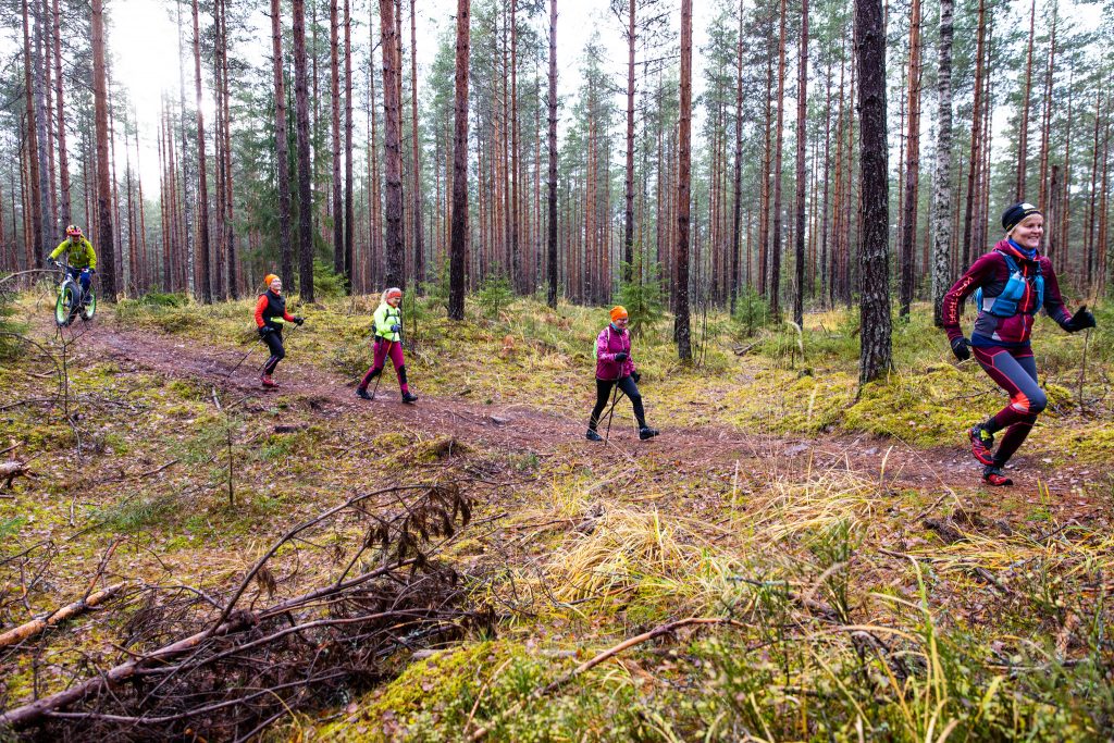 Ihmisiä ulkoilemassa maastoliikuntapolulla.