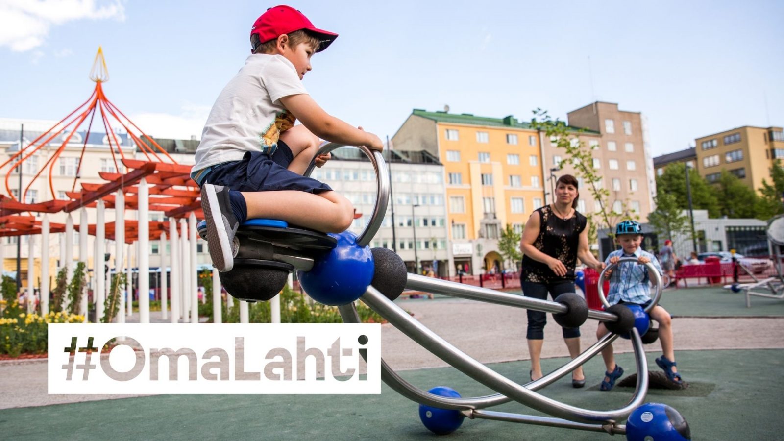 Lapsia keinulaitteessa alatorin puistossa.