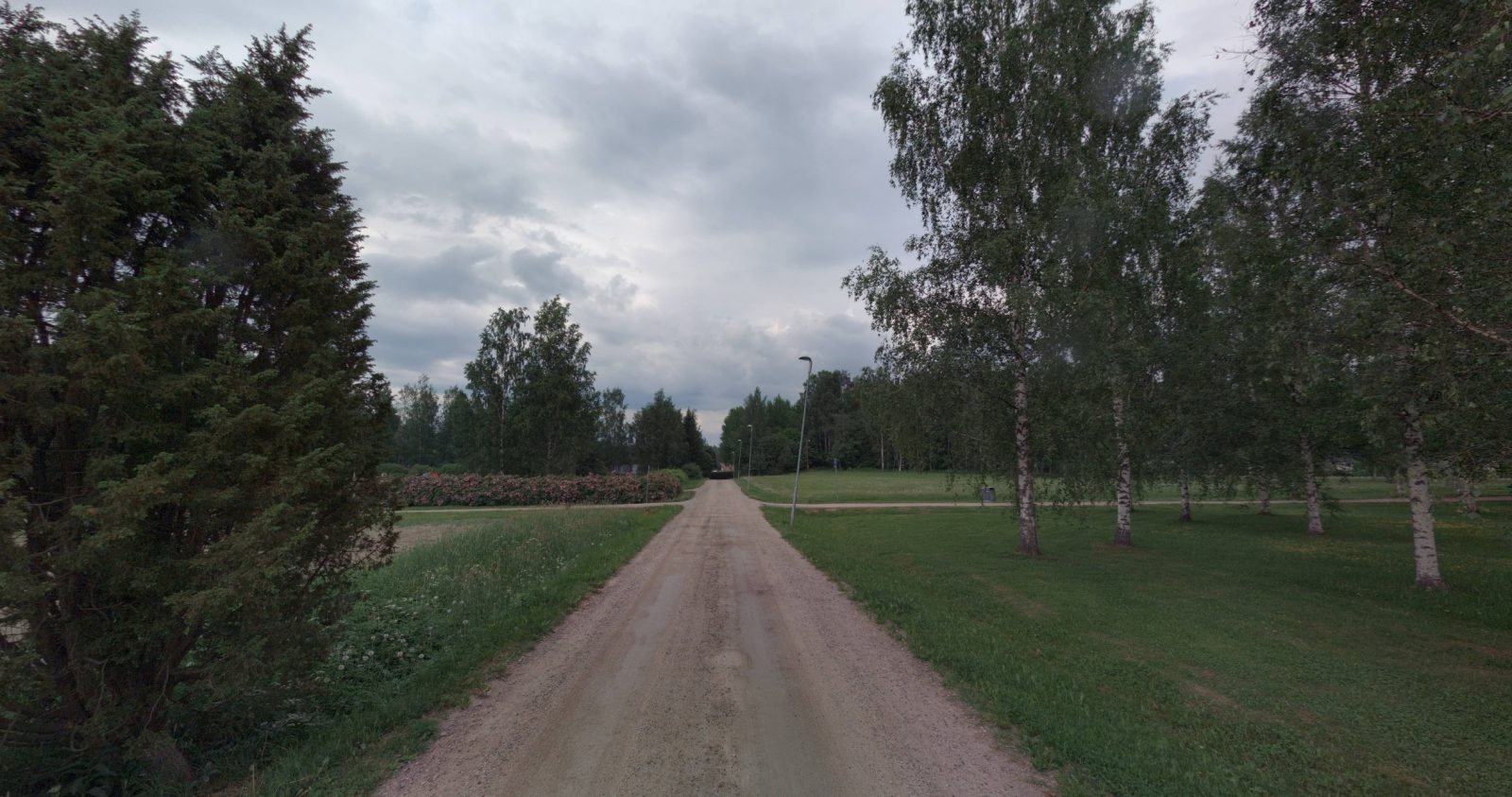 Näkymä Vanhankartanonpellon puistoalueelta puistoraittia pitkin pohjoiseen.