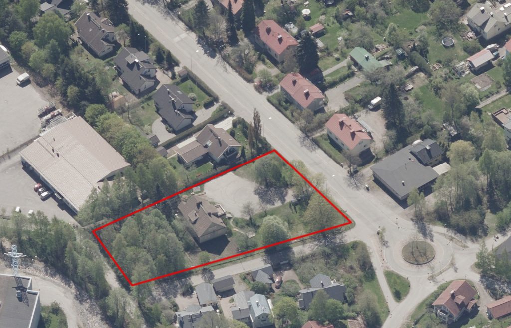 Kerintie 2:ssa on suurikokoinen omakotitontti ja vanha omakotitalo. Tontti sijaitsee lähellä Anttilanmäen liikenneympyrää ja entistä Anttilanmäen baaria.