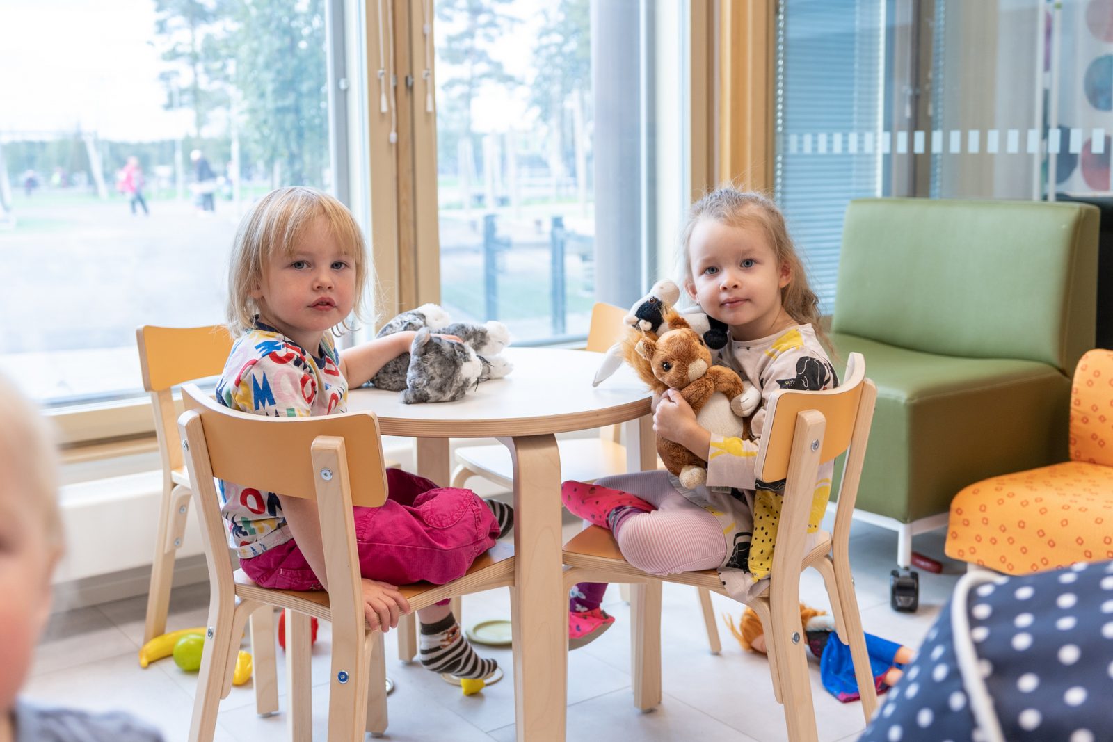 Kaksi lasta istuu pöydän äärellä Lähteen päiväkodissa.