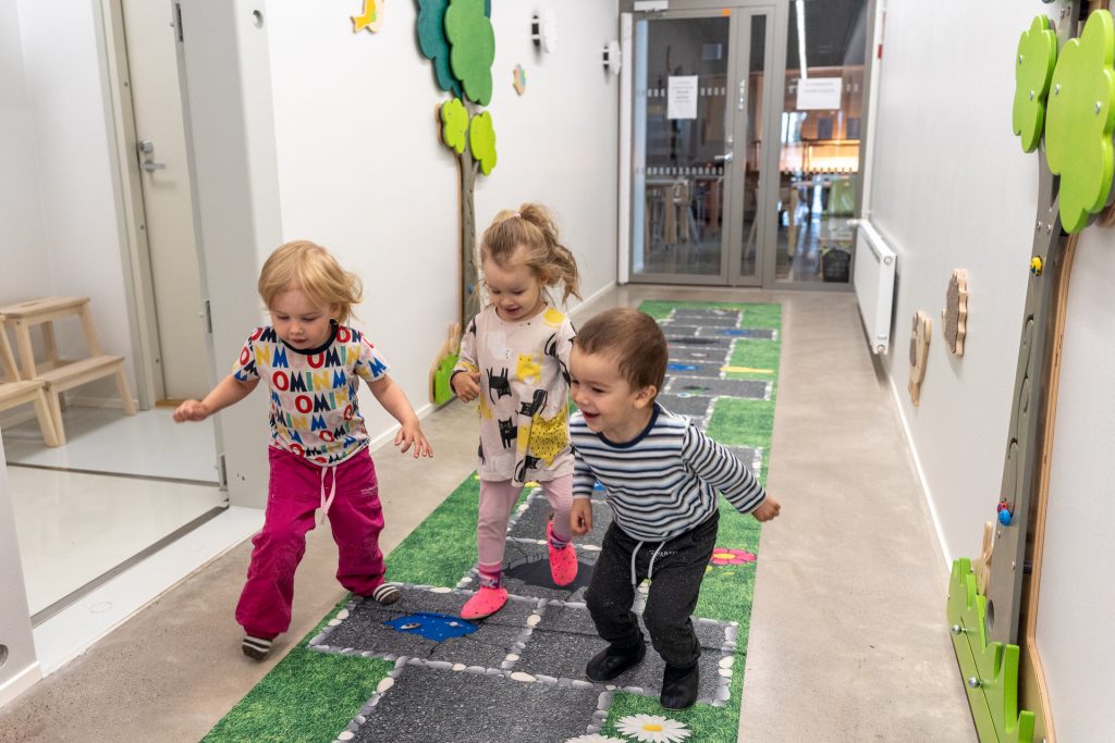 Lapsia leikkimässä Lähteen päiväkodissa.