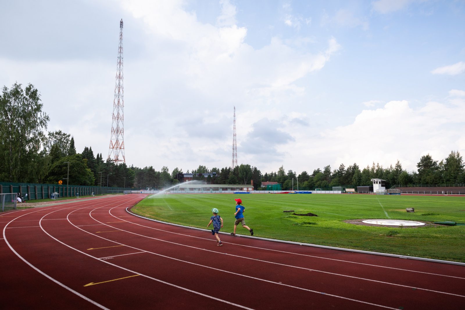 Lapset juoksevat Radiomäen kentällä