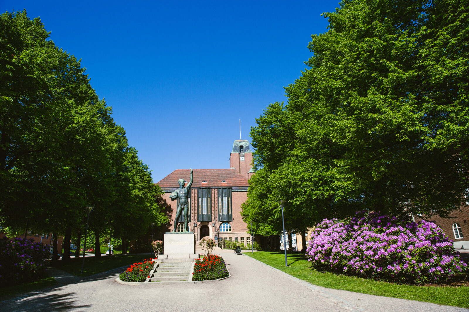 Näkymä Kaupungintalonpuistosta. Etualalla Viktor Janssonin suunnittelema Vapaudenpatsas.