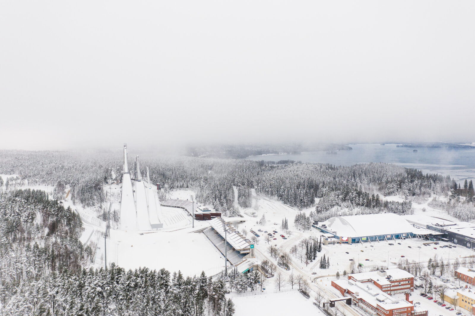 Lahden urheilukeskus talvimaisemassa