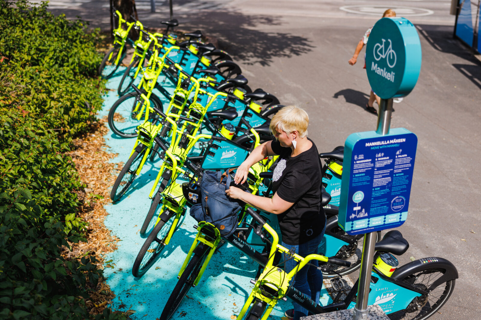 Nainen mankeliasemalla