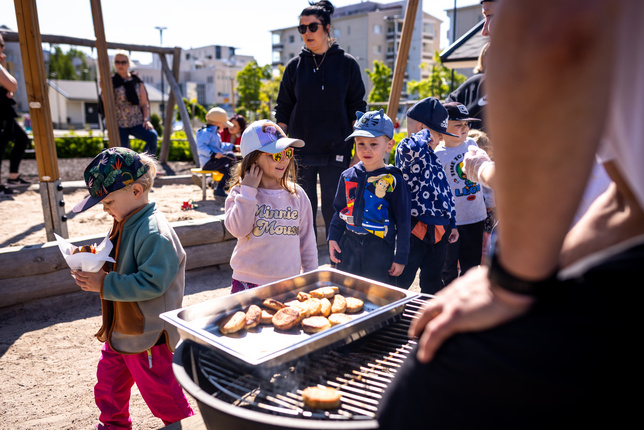Päiväkodin lapset maistavat järvikalapihvejä