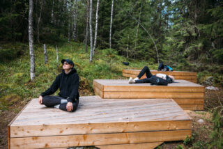 Henkilöitä terveysmetsän joogatasanteella