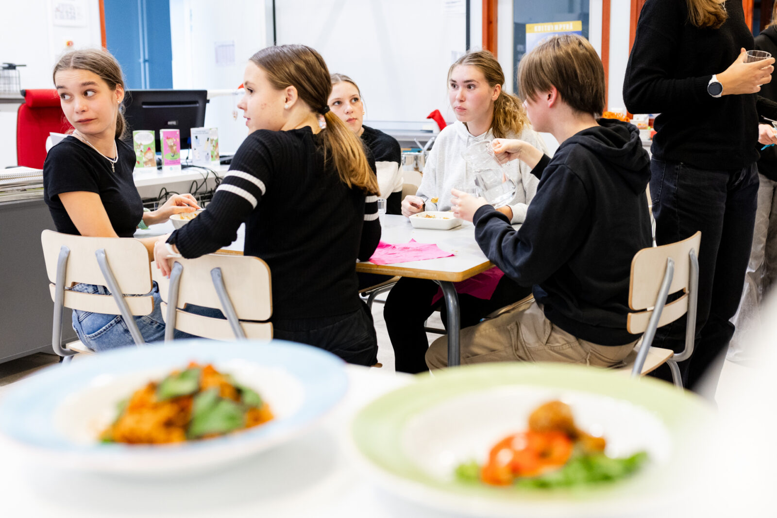 Oppilaita kotitalousluokassa