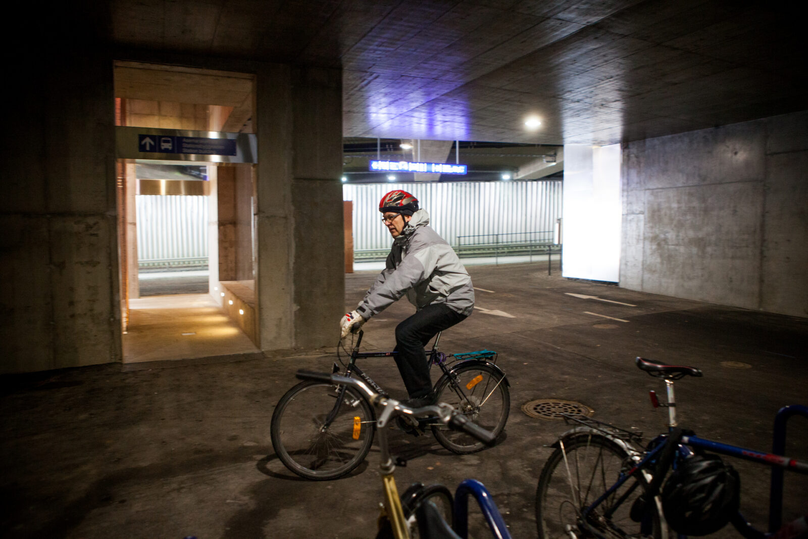 Pyöräilijä matkakeskuksen tunnelissa