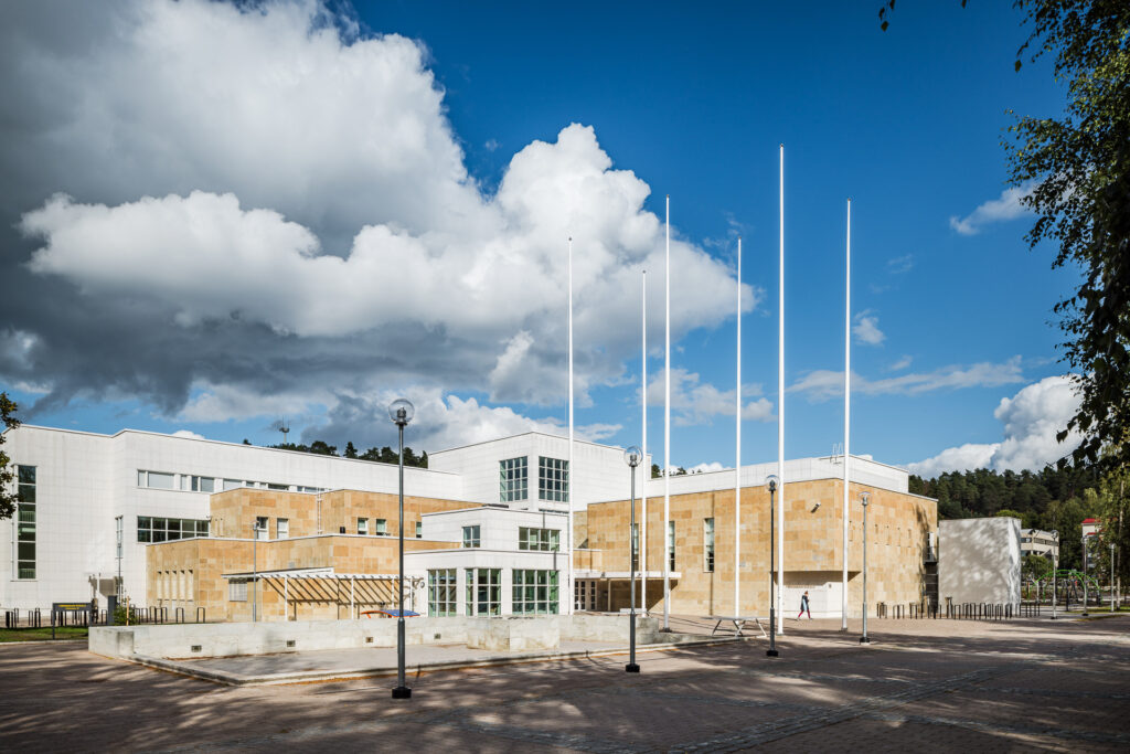 Tiirismaan koulun Paavolan kampus kuvattuna ulkoapäin kesäpäivänä.