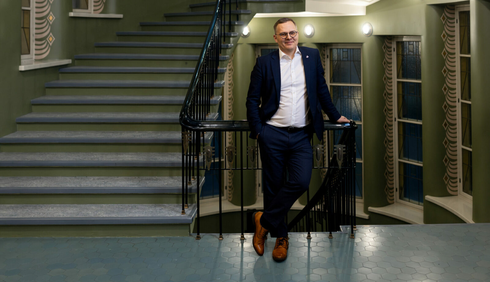 Henkilö nojaa porraskeitaiseen.