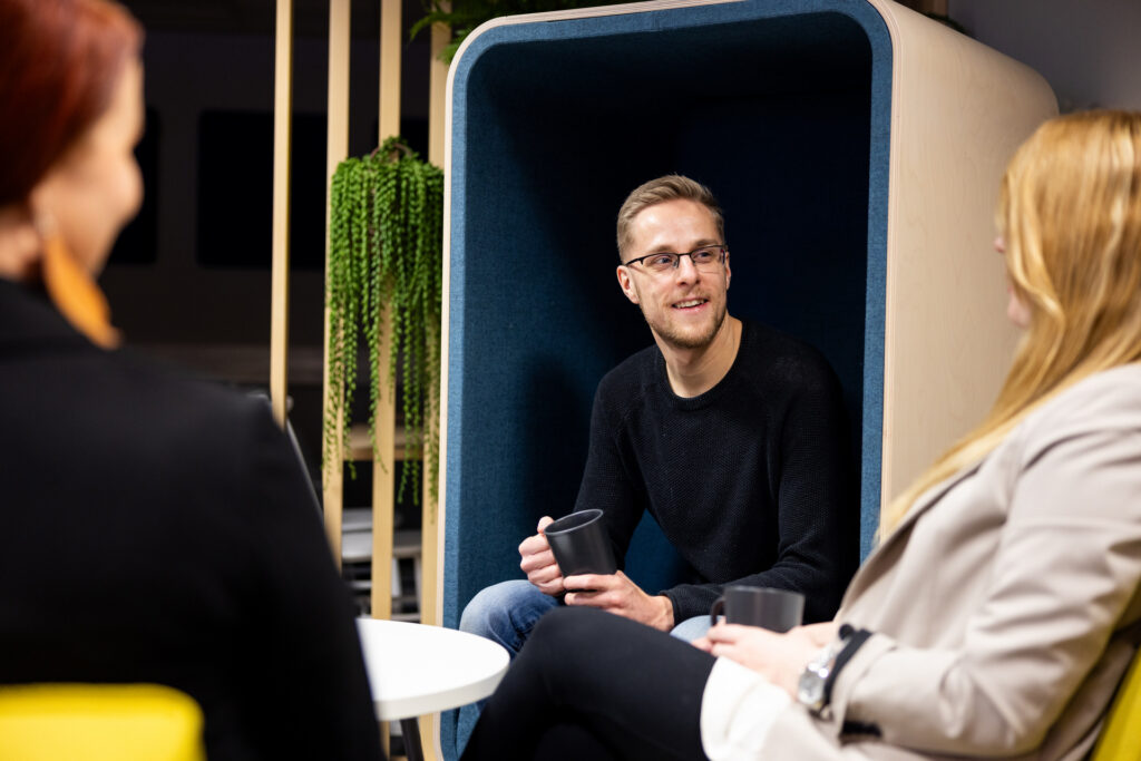 Henkilöt keskustelevat palaverissa.