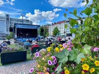 Lahen lava tuo kesäisin torille yhteislaulua ja mukavaa tunnelmaa