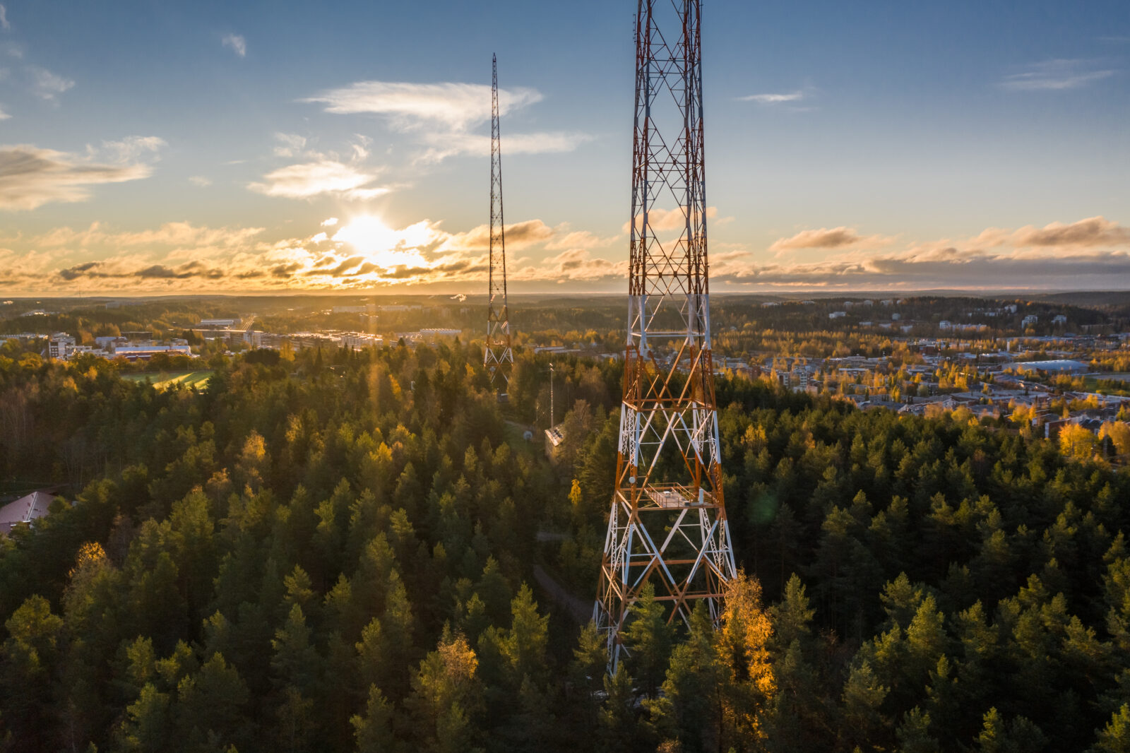 Ilmakuva Lahden radiomastoista metsän keskellä.