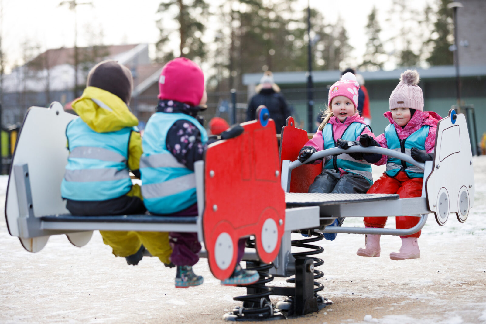 Lapset leikkivät päiväkodin pihalla.