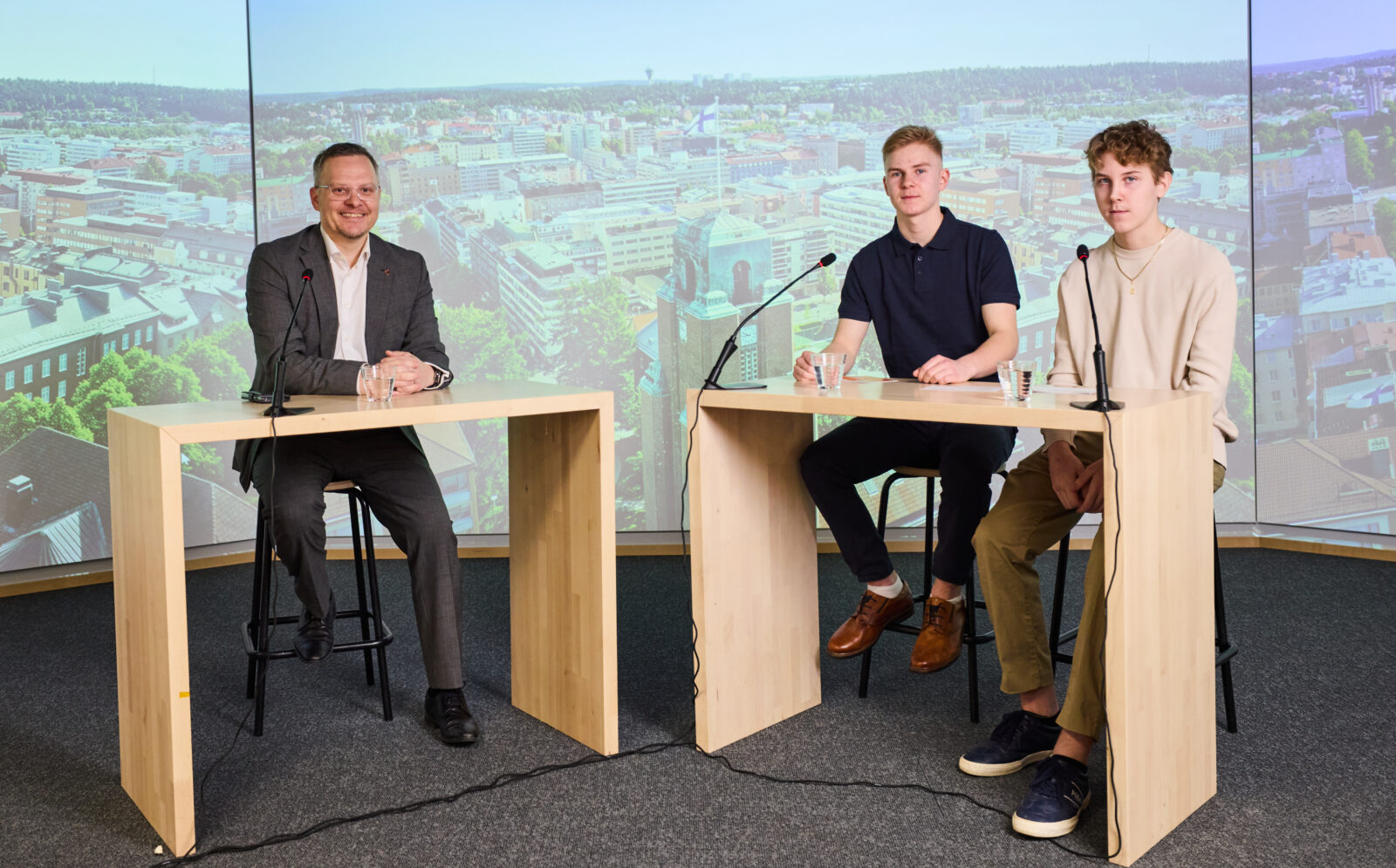 Vasemmalla pöydän ääressä Niko Kyynäräinen, oikealla nuoret Jaakko ja Kasimir