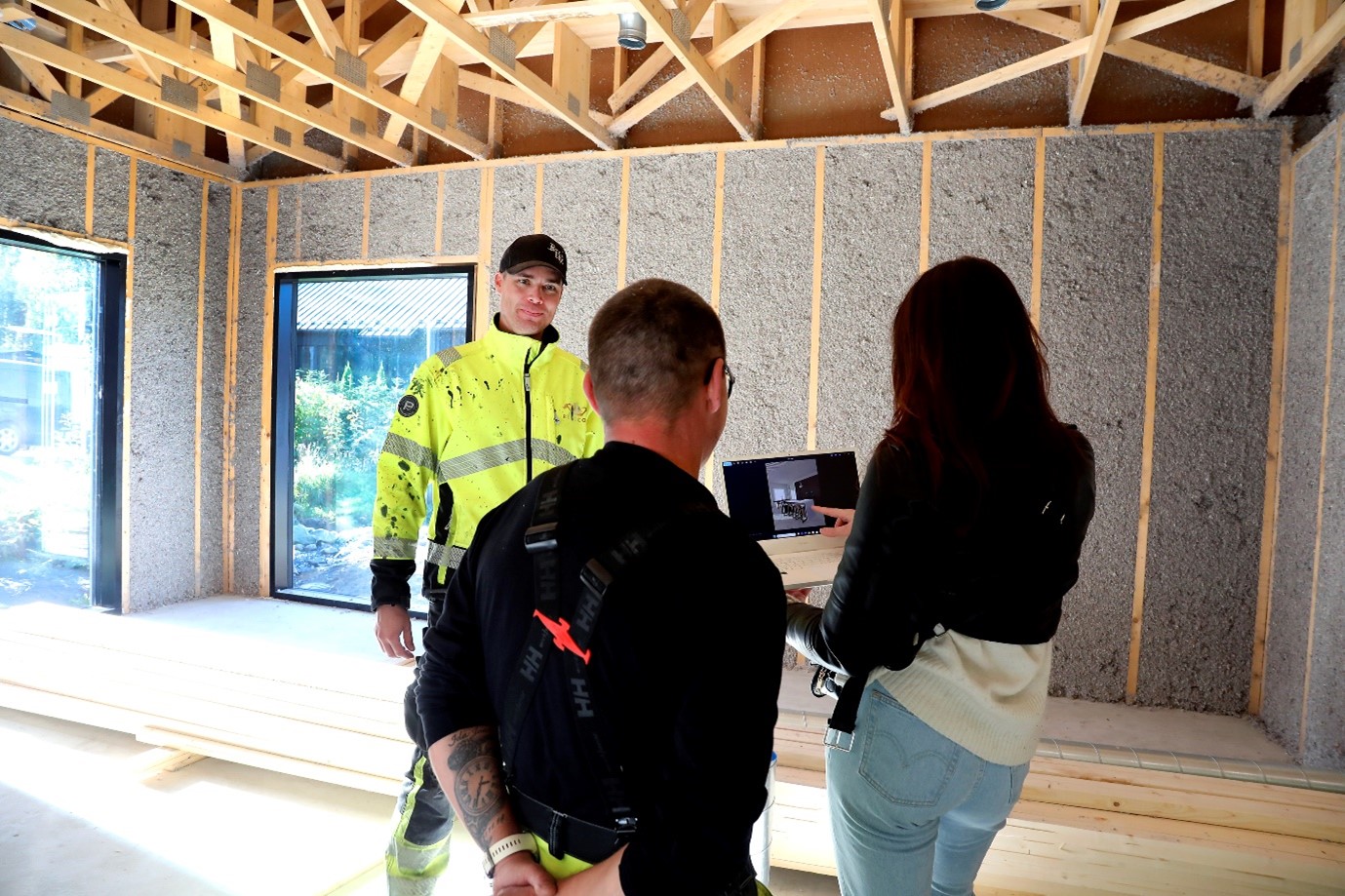 Ihmisiä talon rakennustyömaalla.