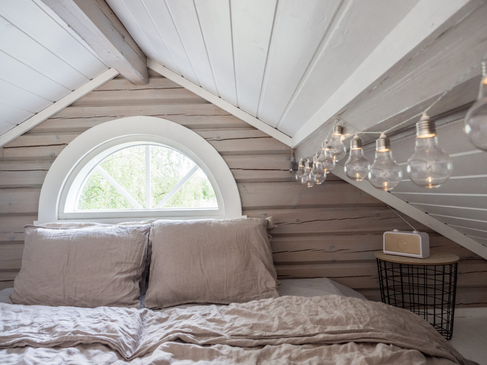 Sänky makuuparvella.