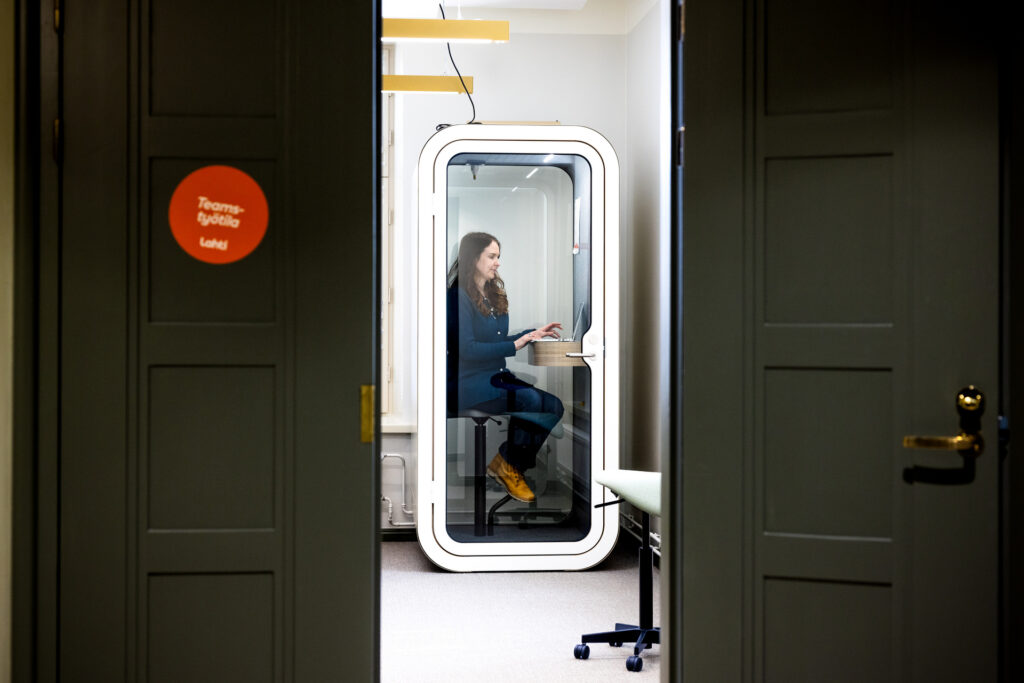 Jenni Rahkonen työpaikallaan tietokoneen ääressä.