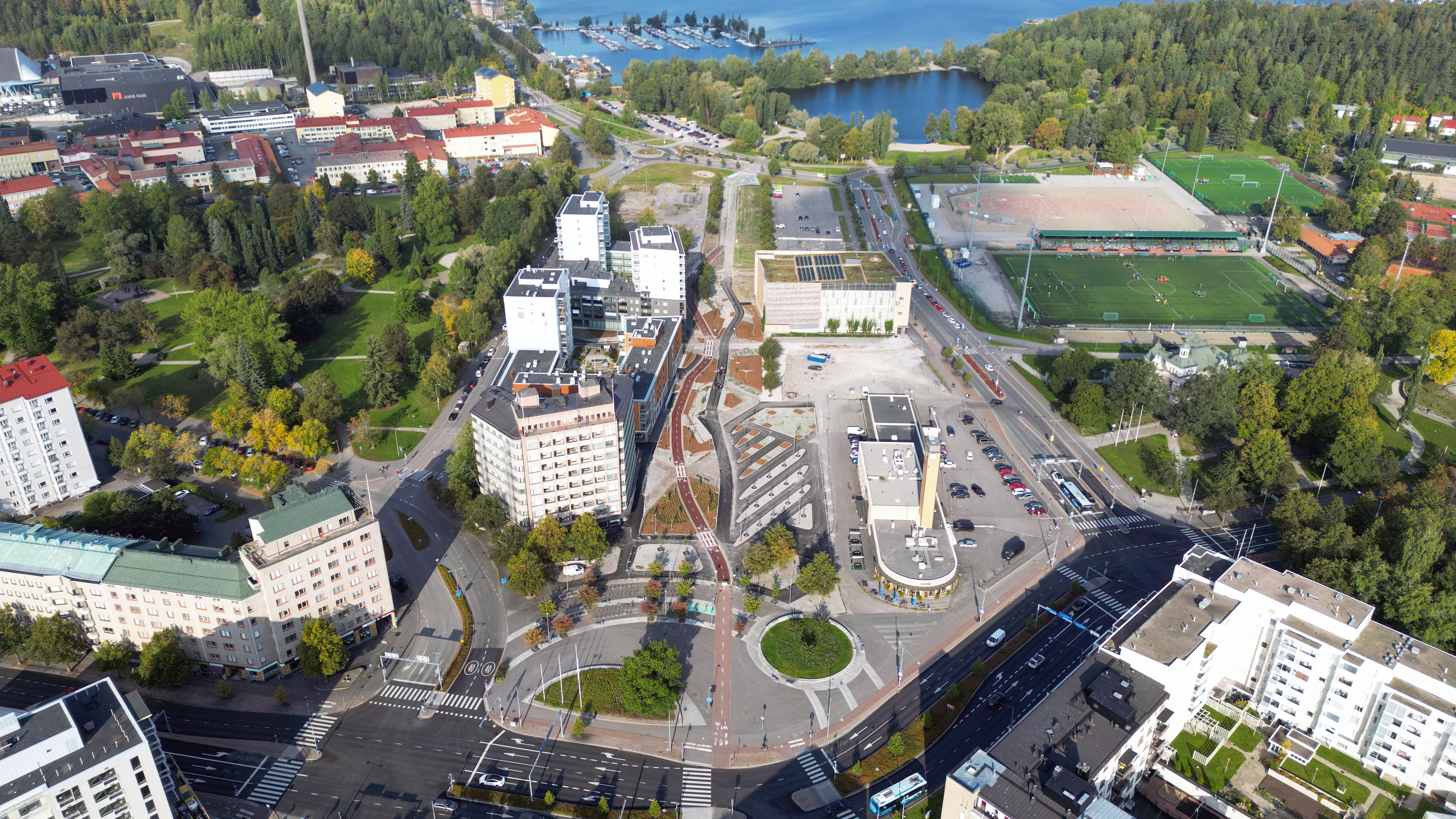 Ilmakuvassa näkyy polveilevat reiti jalankulkioille ja pyöräilijöille, jotka vievät talojen välistä kohti Pikku-Vesjärven rantaa. Reitti on autoton ja sen varrella on useita penkkiryhmiä istuskeluun. Alueella on runsaat istutukset.