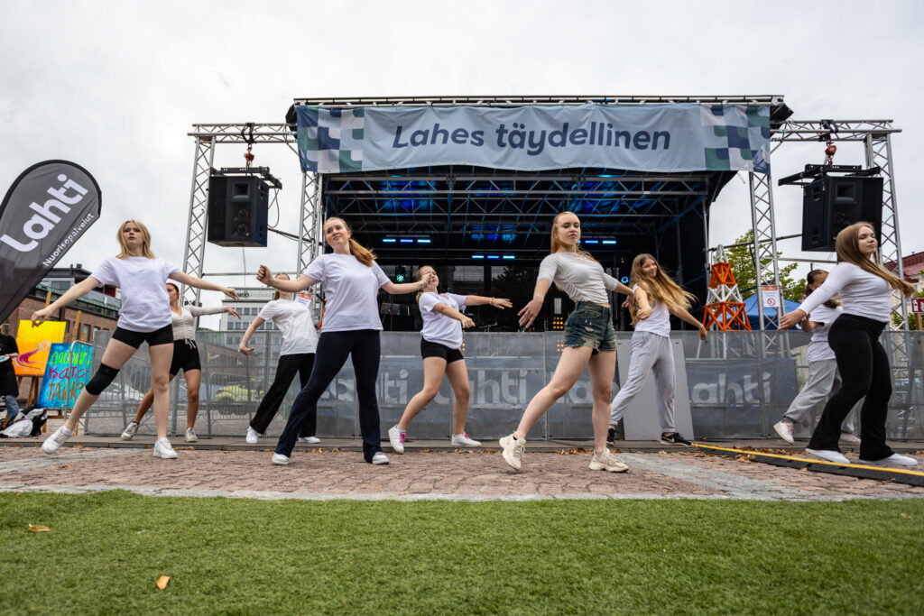 Tanssiryhmä torilla lavan edessä.