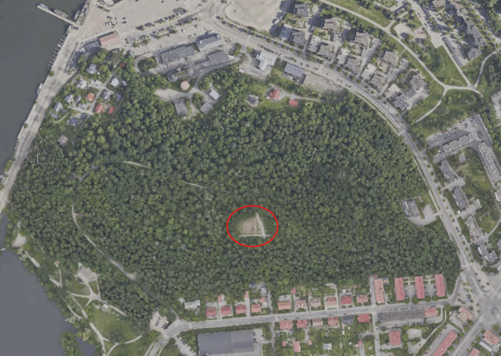 Kariniemenpuiston koira-aitauksen sijainti ilmakuvassa
