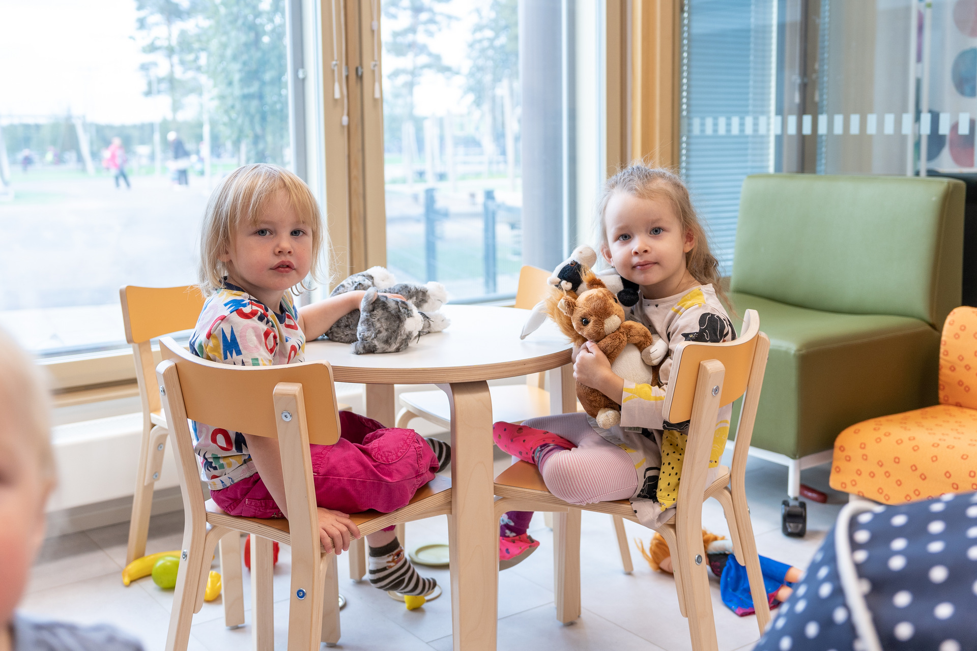 Kaksi lasta istuu pöydän äärellä Lähteen päiväkodissa.