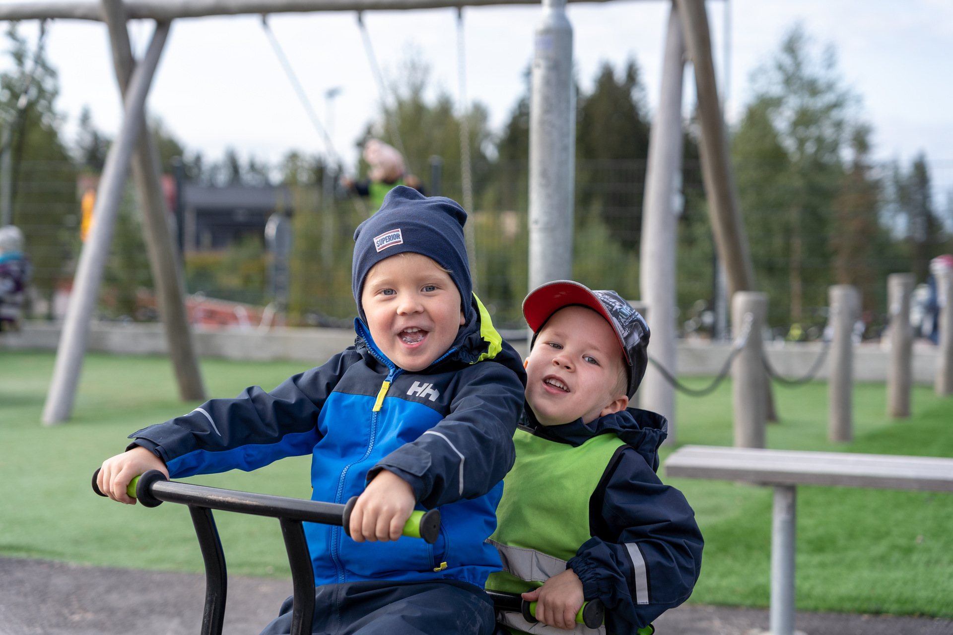 Kaksi lasta Lähteen koulun pihamaalla.