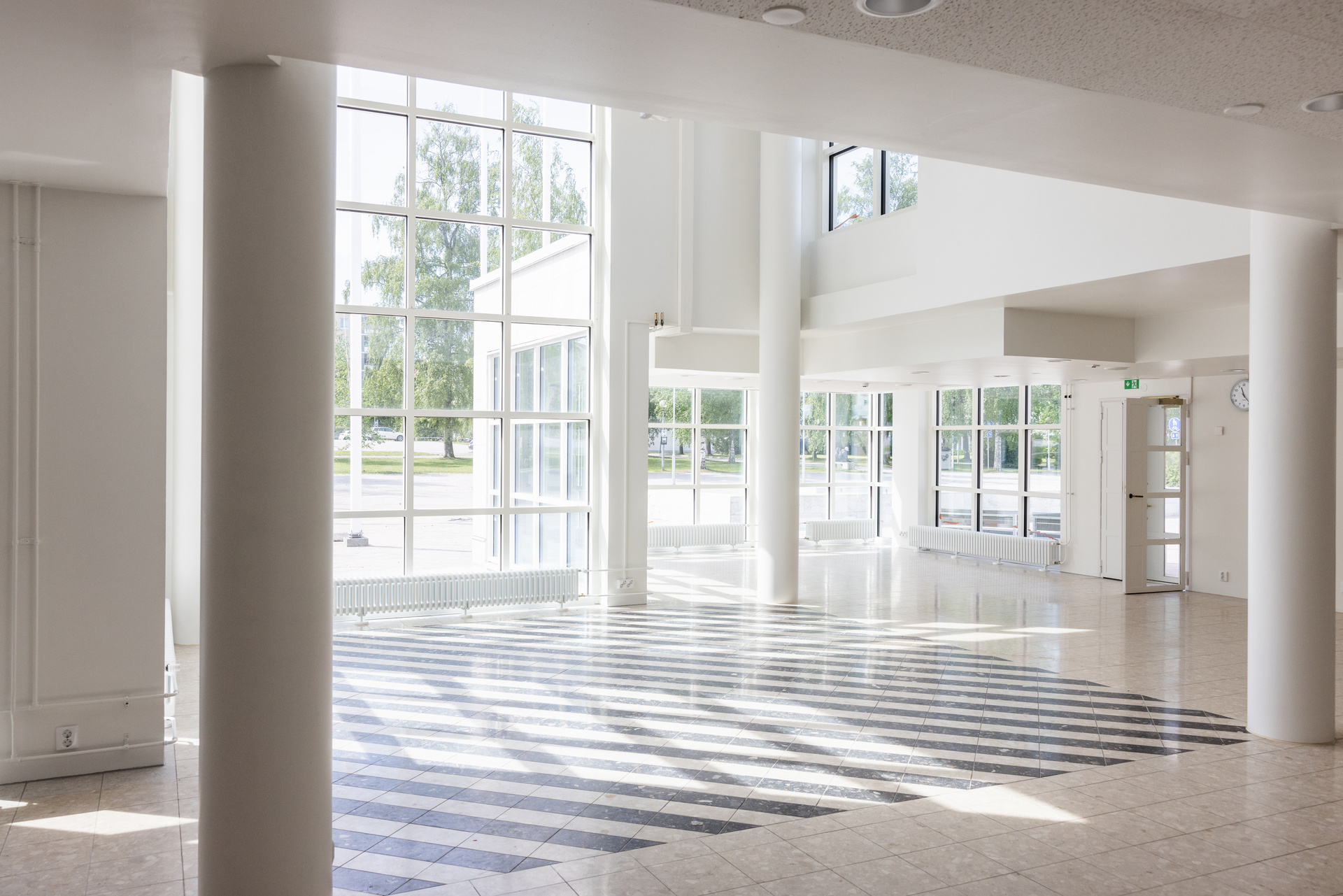 Paavolan kampus kuvattuna sisältä suurine ikkunoineen.
